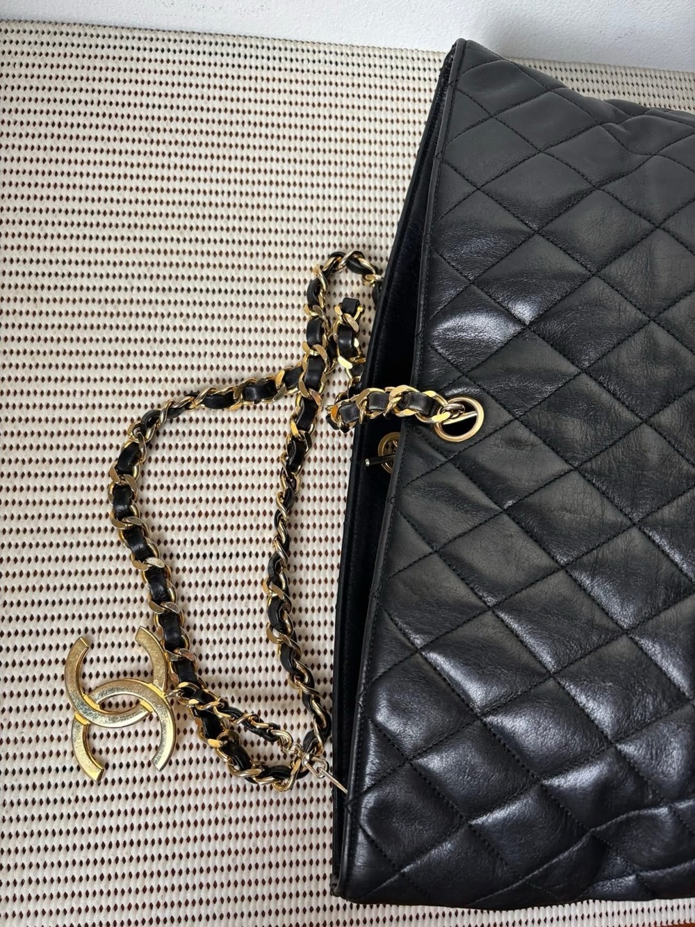 Authentic Chanel Bucket tote lamb skin - Picture 4 of 5